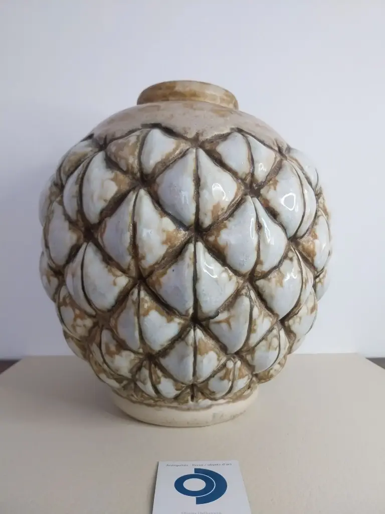 Joseph MOUGIN (1876-1961), rare vase Pin d'Afrique, circa 1930, grès moulé émaillé à décor vitrifié, H 29 cm, signé.  Atelier de Lunéville 1924-1936.