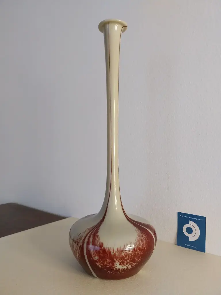 VENDU    Val Saint-Lambert, vase soliflore dit "oignon de Jemeppe", circa 1920, verre soufflé de couleur crème à décor émaillé rouge et monogrammé sous la base, H 39.5 cm.V