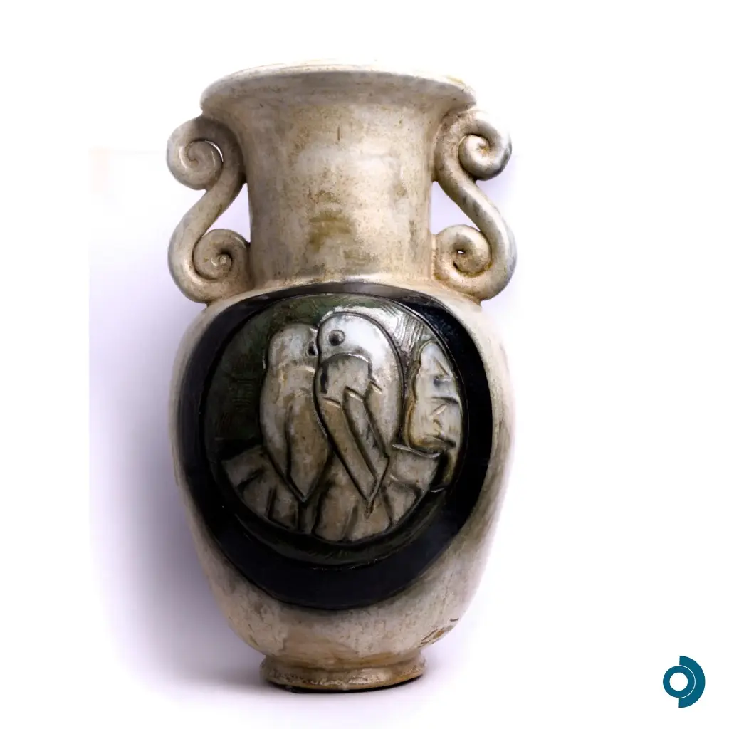 Roger GUERIN (1896 - 1954), vase en grès à décor d’oiseaux, 1946, grès tourné, taillé et émaillé / cuisson au sel, H : 45 cm.  Pièce unique, signée et datée sous la base + flanc.  Signature en creux n° 17 répertoriée dans : Fauconnier M. & Migeot JC, Sel et Feu, les grès d’art de Bouffioulx et de Châtelet de 1900 à 1960, Bouffioulx, Le vieux Châtelet, 1995.