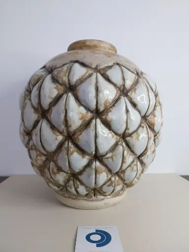 Joseph MOUGIN (1876-1961), rare vase Pin d'Afrique, circa 1930, grès moulé émaillé à décor vitrifié, H 29 cm, signé.  Atelier de Lunéville 1924-1936.
