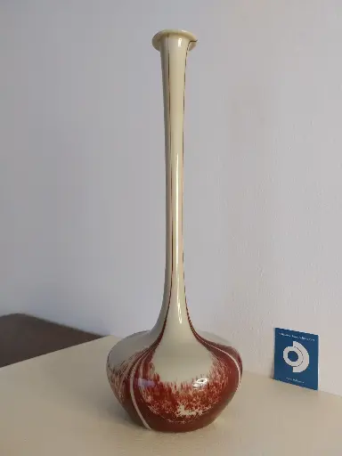 VENDU    Val Saint-Lambert, vase soliflore dit "oignon de Jemeppe", circa 1920, verre soufflé de couleur crème à décor émaillé rouge et monogrammé sous la base, H 39.5 cm.V
