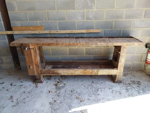 Ancien établi de menuisier                          240 x 55 x 87 cm