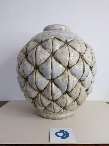 Joseph MOUGIN (1876-1961), rare vase Pin d'Afrique, circa 1930, grès moulé émaillé à décor vitrifié, H 29 cm, signé. Atelier de Lunéville 1924-1936.