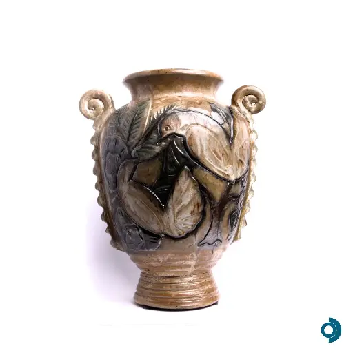 Roger GUERIN (1896 - 1954), vase en grès à décor d’oiseaux, 1945, grès tourné, taillé et émaillé / cuisson au sel, H : 38.5 cm.  Pièce unique, signée et datée sous la base. Signature en creux n° 17 répertoriée dans : Fauconnier M. & Migeot JC, Sel et Feu, les grès d’art de Bouffioulx et de Châtelet de 1900 à 1960, Bouffioulx, Le vieux Châtelet, 1995.